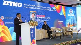 ‘বৈশ্বিক সংকট ও বাণিজ্যনীতির চাপে তৈরি পোশাক খাত’