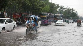 মুষলধারে বৃষ্টিতে রাজধানীতে জলাবদ্ধতা  