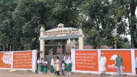বাবার মোটরসাইকেল থেকে শিশুটি পড়লো কাভার্ডভ্যানের চাকার নিচে