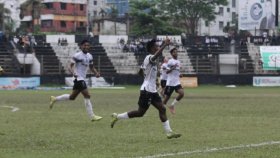 বজ্রবৃষ্টির ম্যাচে ৩ গোলে জিতলো মোহামেডান 