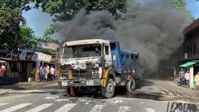 এক ব্যক্তিকে চাপা দেওয়ার পর দুই ট্রাকে আগুন দিলো জনতা