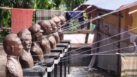 সাত বীরশ্রেষ্ঠের ভাস্কর্যের ‘গলায় দড়ি’ বেঁধে স্টল