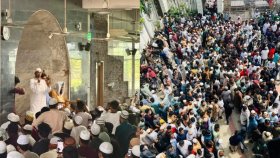 নাসীরুদ্দীন পাটওয়ারীর প্রবেশের পর মসজিদে ধাক্কাধাক্কি ও বিশৃঙ্খলা