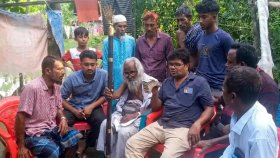 সাগরে ট্রলারডুবিতে নিখোঁজ জেলে বাড়ি ফিরলেন ৫৪ বছর পর