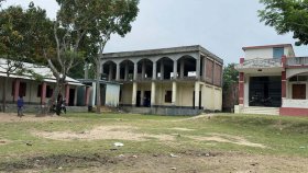৩৭ লাখ টাকায় স্কুল ভবন নির্মাণ, নেই দোতলায় ওঠার সিঁড়ি