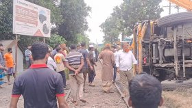 রেললাইন পার হচ্ছিল ট্রাক, ট্রেনের ধাক্কায় প্রাণ গেলো চালকের