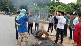 সাজেকে অবরোধে বন্ধ হয়ে পড়েছে দুই সড়ক