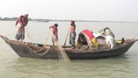 ১৫ বছর মাছ ধরি, দিন শেষে দাদন আর ঋণে বন্দি