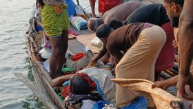 বাঘের মুখ থেকে সঙ্গীকে উদ্ধার করে আনলেন মোয়ালরা