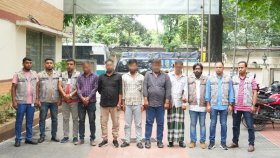 অস্ত্র-বোমাসহ ডাকাত দলের ৫ সদস্য গ্রেফতার