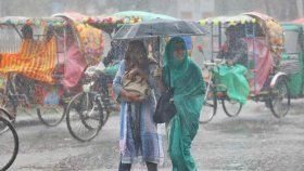 সকালেও রাজধানীর বিভিন্ন এলাকায় বৃষ্টি, স্কুল-অফিস যেতে ভোগান্তি