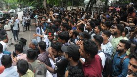 আন্দোলনকারীদের সড়ক থেকে সরিয়ে দিলো পুলিশ