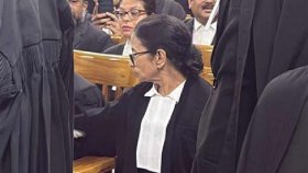 আইনজীবী হিসেবে হাইকোর্টে মমতা, বেরোনোর সময় শুনলেন ‘চোর’ স্লোগান