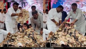টাকার পাহাড়ে চাপা পড়েও থামেনি গান, ‘নোট বৃষ্টির’ ভিডিও ভাইরাল