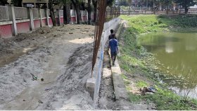 কাজ শেষ না হতেই হেলে পড়লো সড়কের গাইডওয়াল