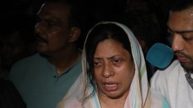 মৃত মেয়ের ছবি না তোলার অনুরোধ জানিয়ে কারিনার মা বললেন, ‘এগুলো ধর্মের পরিপন্থি’