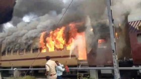 রাজধানী এক্সপ্রেসের রেশ কাটতে না কাটতেই এবার পুড়লো বিহারের ট্রেন