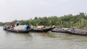 ‘বন কর্মকর্তার গুলিতে’ জেলে নিহত, কার্যালয়ে বিক্ষুব্ধ জনতার হামলা