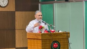 দলীয় প্রতীক না থাকলেও দল থেকে মনোনয়নের ঘোষণায় কপালে চিন্তার ভাঁজ পড়েছে 