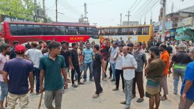 নওগাঁ থেকে সব রুটের বাস চলাচল বন্ধ