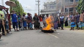 খুলনায় মহাসড়ক অবরোধ করে পাটকল শ্রমিকদের বিক্ষোভ