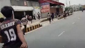 পল্লবীতে পুলিশের ওপর হামলা, জান বাঁচাতে দৌড়ের ভিডিও ভাইরাল