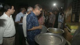 হাসপাতালে রোগীদের খাবার মুখে নিয়েই ফেলে দিলেন স্বাস্থ্যমন্ত্রী