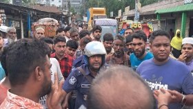 অটোরিকশা চালকদের কাছে চাঁদা চাওয়ায় সড়ক অবরোধ