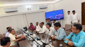 পরিচ্ছন্নতা কর্মীদের ঈদ উপহারের চেক হস্তান্তর করলেন প্রধানমন্ত্রী