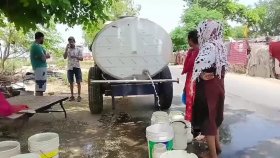 ৩০ বছর ধরে ট্যাংকারের পানিতেই বেঁচে আছে ৪০০ পরিবার