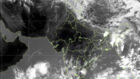 ভারতের দিকে ধেয়ে আসছে বিশাল মেঘমালা