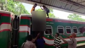 ট্রেনের ছাদে যুবকের রক্তাক্ত মরদেহ