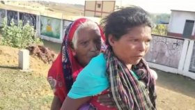 ৯০ বছরের শাশুড়িকে পিঠে নিয়ে নয় কিমি হেঁটে ব্যাংকে পুত্রবধূ, ভিডিও ভাইরাল