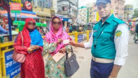 কুড়িয়ে পাওয়া ব্যাগ মালিককে ফিরিয়ে দিলেন ট্রাফিক কনস্টেবল