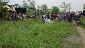 টাকা বাঁচাতে রডের ট্রাকে ওঠেন তারা, ঘুমের মধ্যেই উল্টে ১৫ জন নিহত