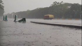 বৃষ্টি ও ঝোড়ো হাওয়ায় পদ্মা সেতুতে যান চলাচল একেবারেই কম