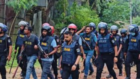 একে-৪৭ নিয়ে যৌথ বাহিনীর ক্যাম্পে হামলা, ৩০০ জনের এই বাহিনী কার?