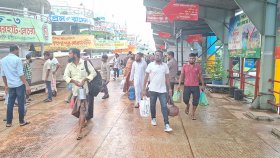 বৈরী আবহাওয়ায় সদরঘাটে যাত্রী কম