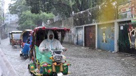 বৃষ্টিতে ঢাকায় জলাবদ্ধতা, ঈদযাত্রা ও গরুর হাটে ভোগান্তি