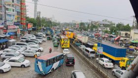 বেতনের দাবিতে ঢাকা-চট্টগ্রাম মহাসড়ক অবরোধ, আটকে আছে গাড়ি