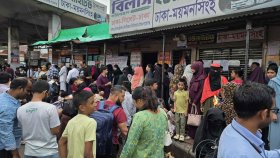 মহাখালী বাস টার্মিনালে ঘরমুখো মানুষের ভিড়, বাস ছাড়ছে ঠিক সময়েই