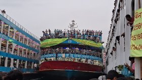 অতিরিক্ত যাত্রী নিয়ে সদরঘাট ছাড়লো কয়েকটি লঞ্চ