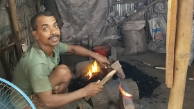 ঈদের বাজারে বাড়তি চাপ, টুংটাং শব্দে মুখর কামারপল্লী