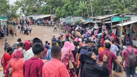 দৌলতদিয়া ঘাটে ফেরিতে যাত্রীদের ঢল