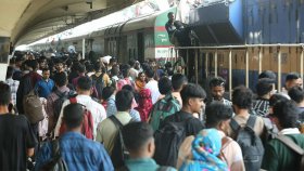 কমলাপুরে বাড়ছে ভিড়, ট্রেনে স্বস্তির ঈদযাত্রা