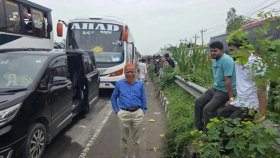 রাস্তায় যানজটে আটকে থেকে এমপির ক্ষোভ