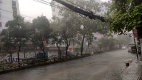 রাজধানীতে সকালভর ঝুম বৃষ্টি, জলাবদ্ধতায় ভোগান্তি