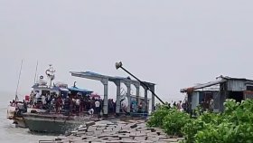 মাঝ নদীতে বড় বিপদে ৫০০ যাত্রীর নৌযান, তীরে উঠেই দিলেন সিজদা