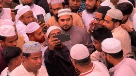ঈদের নামাজ শেষে মুসল্লিদের সঙ্গে নাহিদ ইসলামের শুভেচ্ছা বিনিময়