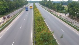 ব্রেক করা মাত্রই চলন্ত বাস থেকে পড়ে যাত্রী নিহত